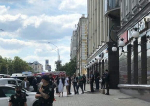 Отделение банка  в Киеве захватил гражданин Узбекистана, он требует 40 тысяч гривен
