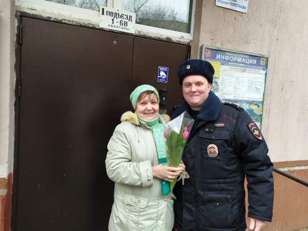 Поздравление жительниц Кузьминок. Фото: пресс-служба УВД по ЮВАО. Поздравление жительниц Кузьминок. Фото: пресс-служба УВД по ЮВАО.