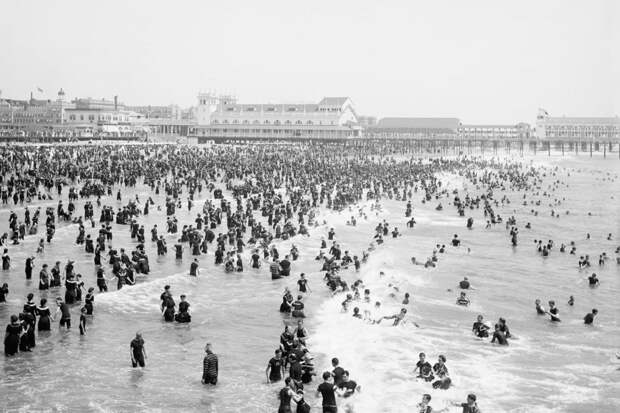 Вид на оживленный пляж в Атлантик-Сити, 1904 г. 100 лет назад, 20 век, архивные снимки, архивные фотографии, пляж, пляжный отдых, черно-белые фотографии, чёрно-белые фото