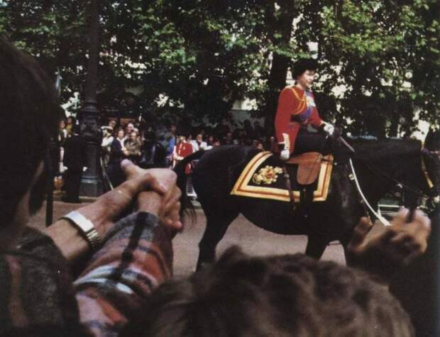 Момент выстрелов (холостых) в королеву Елизавету II 1981