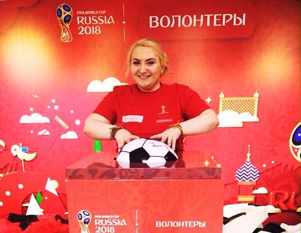 Виктория Карпова помогала болельщикам у входа на стадион «Спартак» / Фото из личного архива