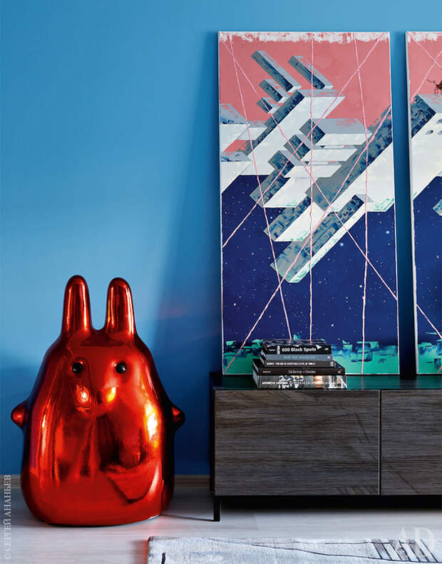 Фрагмент детской. На тумбе, IKEA, триптих Jump Владимира Томилова. Слева — скульптура “Заяц” Ольги Муравиной. Обе работы — из Askeri Gallery.