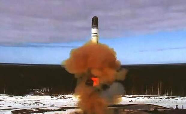 На фото: пуск межконтинентальной баллистической ракеты стационарного базирования "Сармат"