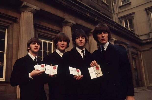 1965 — в Букингемском дворце участникам группы «The Beatles» вручаются ордена Британской империи «за выдающийся вклад в дело процветания Великобритании».
