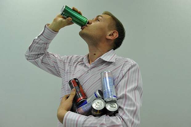 Нельзя пить энергетики после спортзала, так как они замедляют метаболизм. / Фото: fb.ru