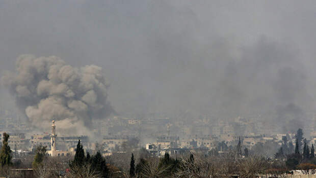 Дым после авиаударов по Сирии. Архивное фото