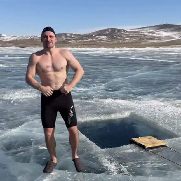 Популярный российский блогер проплыл подо льдом Байкала без снаряжения