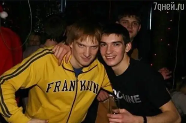 «Не мог позвонить маме»: Андрей Бурковский рассказал о смерти младшего брата