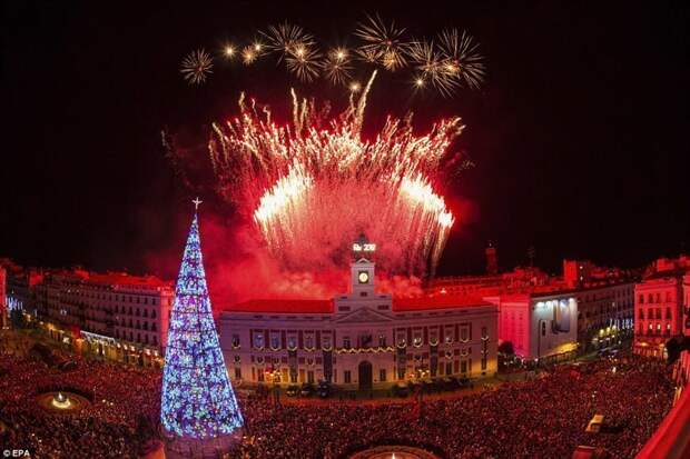 Мадрид, Испания. Площадь Пуэрта-дель-Соль города мира, новогодний, новый год, новый год 2018, празднование, фейерверк, фейерверки