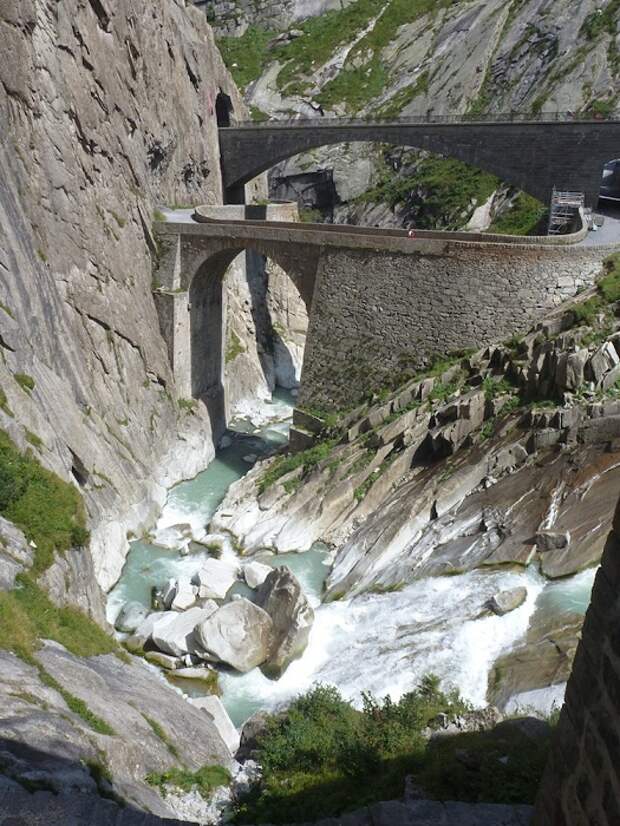 Над ущельем Шёлленен перекинут уникальный мост (Teufelsbrucke, Швейцария).