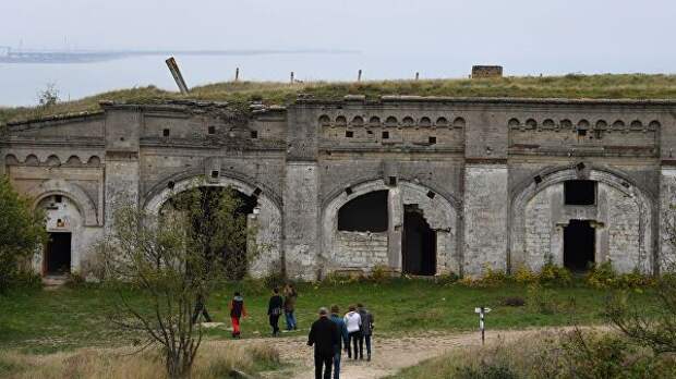 Экскурсанты в Керченской крепости