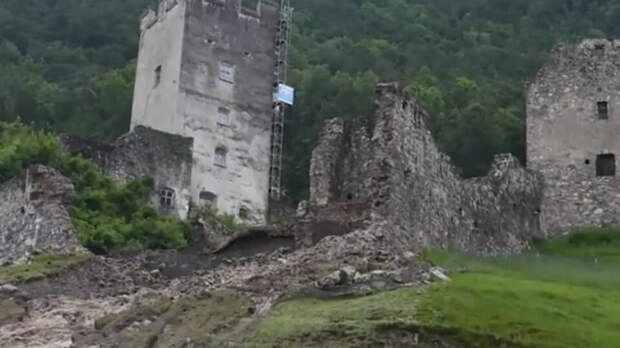 Старинный замок в Баварии обрушился из-за наводнения