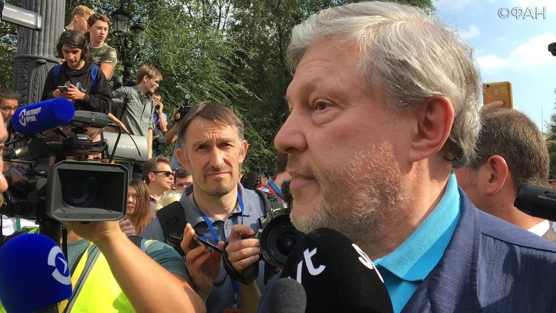 Белое пальто Григория Явлинского: от руководства СССР до «Гриши-один процент» Белое пальто Григория Явлинского: от руководства СССР до «Гриши-один процент»