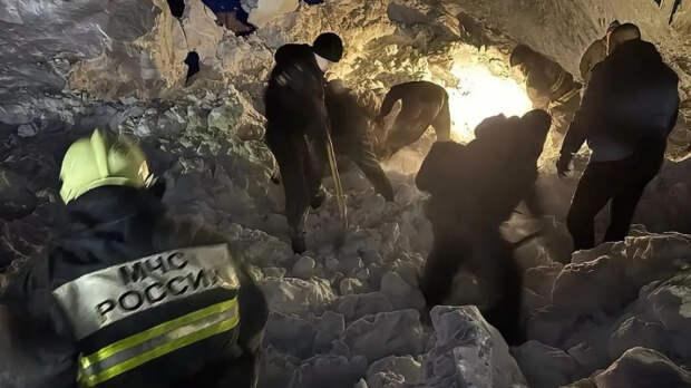 Ребенок погиб при сходе снега с крыши в Югре