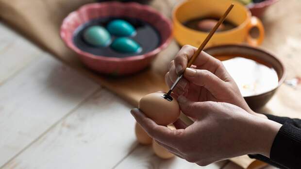 Врач Подчиненова рассказала, сколько могут храниться сваренные на Пасху яйца