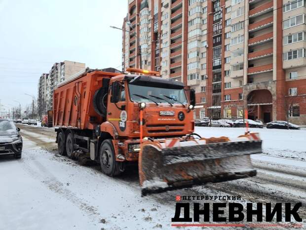 Вице-губернатор Евгений Разумишкин: коммунальные службы Петербурга убирают город в круглосуточном режиме