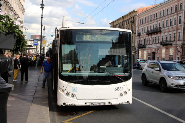 Жители Екатеринбурга пожаловались на невыносимую жару в новых автобусах