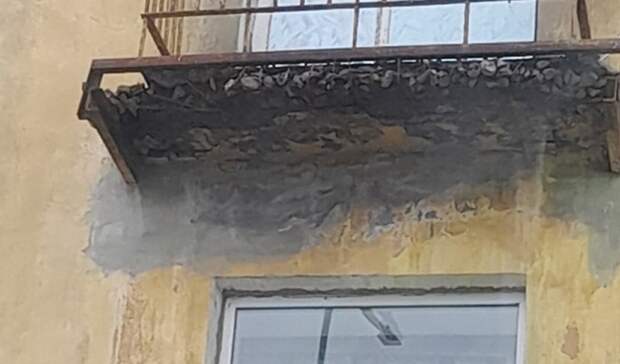 «Захотели колбаски — одевайте каски»: в Карелии обнаружили опасный балкон