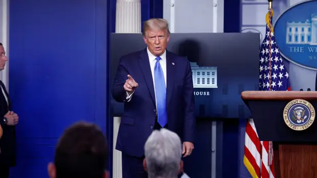 «Избавимся от бюллетеней»: почему Трамп отказался гарантировать мирную передачу власти в случае поражения на выборах