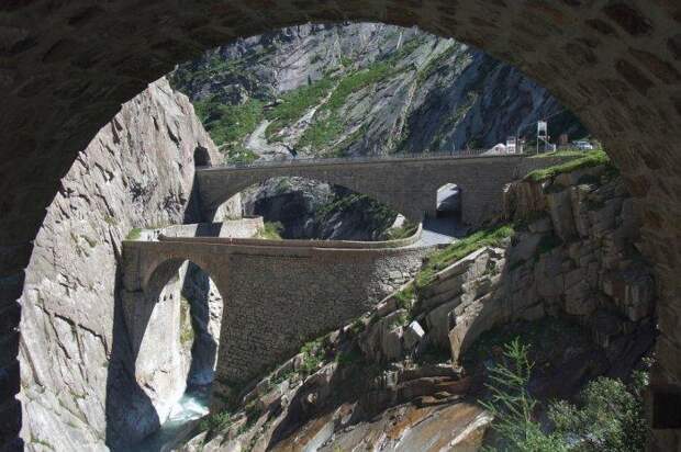 Уникальная конструкция моста Teufelsbrиcke над ущельем Шёлленен (Швейцария).