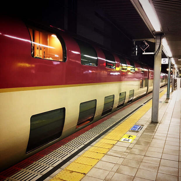 Японские ночные поезда выглядят совершенно обыкновенно снаружи, но не внутри