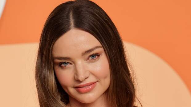 Модель Миранда Керр перекрасилась в блонд и снялась в платье с декольте