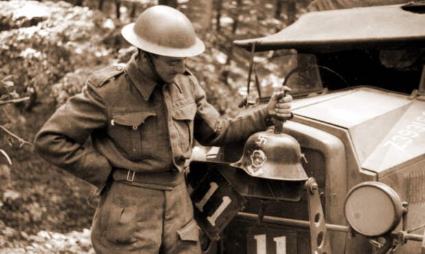 Солдат 51-й дивизии с трофеем — немецкой каской, укреплённой на радиаторе автомобиля. Весна-лето 1940 года - Неправильный Дюнкерк | Warspot.ru