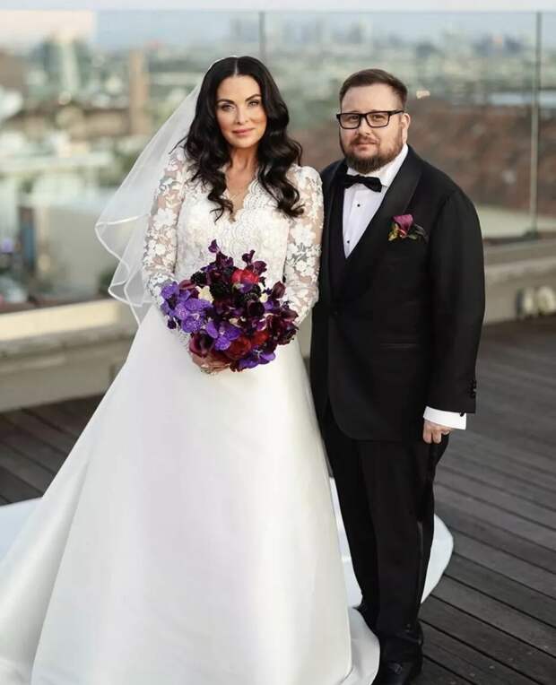 57-летний сын Шер женился на возлюбленной, как две капли воды похожей на его мать: фото