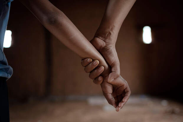 В Индии 13-летнюю девочку изнасиловали и продали в спа-салон