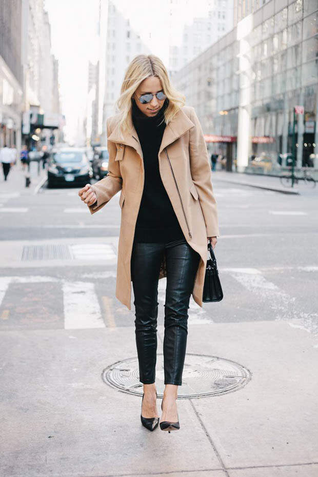 Девушка в пальто и кожаных брюках
