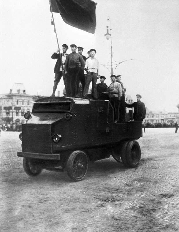Красногвардейцы на Красной площади, 1917 год. Репродукция Фотохроники ТАСС 