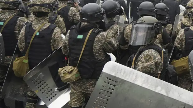 В казахстанском Атырау 35 полицейских пострадали в результате беспорядков