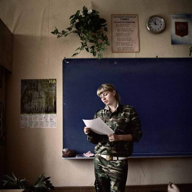 Одна из кадеток у доски читает доклад по специальной тематике