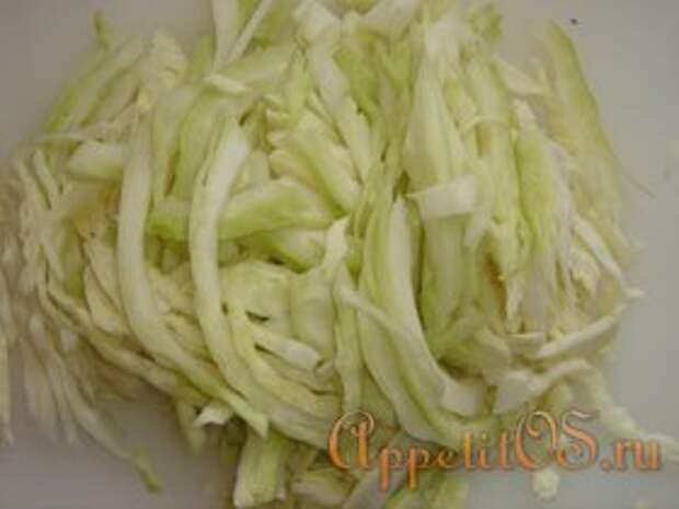 Капусту нарезать соломкой