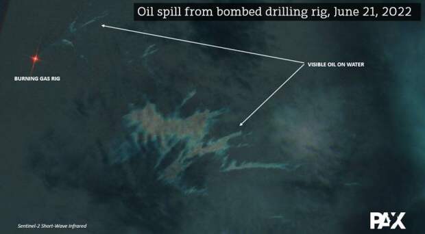 Нефтяное пятно, образовавшееся после удара по платформам в Черном море, идёт к побережью Румынии
