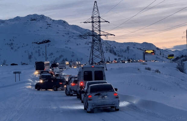 Десятки водителей застряли в снежной пробке у Териберки второй день подряд