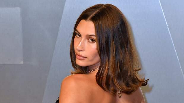 Модель Хейли Бибер снялась в топе с глубоким декольте без бюстгальтера