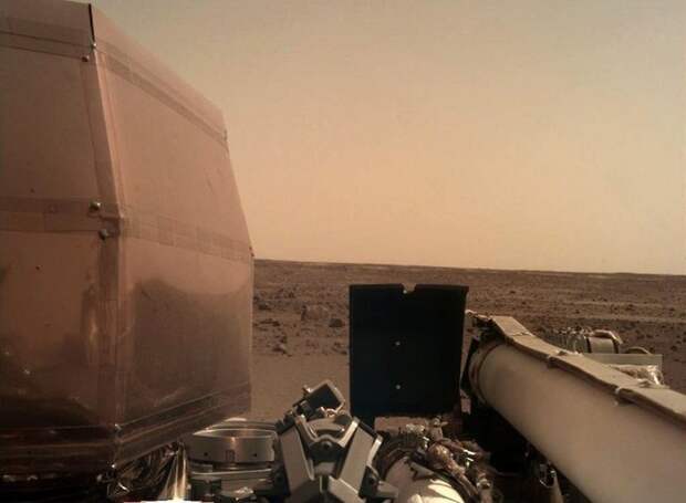 Если первое изображение получилось нечетким из-за пыли, то на втором хорошо визуализируются детали зонда и марсианский горизонт InSight, nasa, ynews, космос, марс, новости, фотография