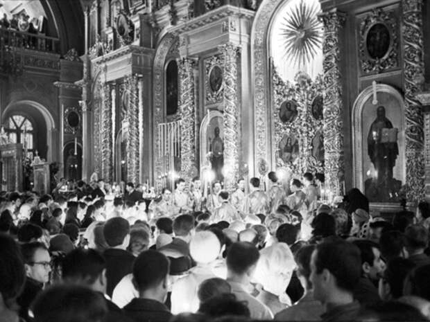 Пасхальное богослужение в Богоявленском соборе. 1968 г. Фото: Л. Носов, РИА Новости