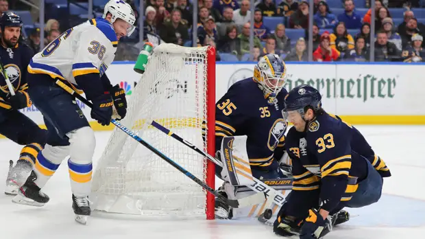 «Сент-Луис» потерпел третье подряд поражение в НХЛ, несмотря на передачу Барбашёва