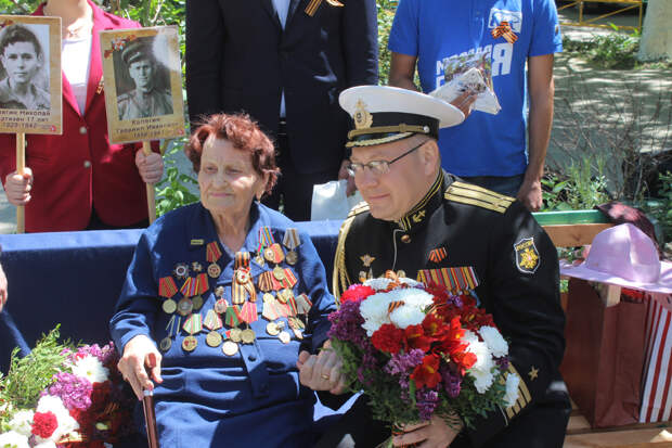 Военнослужащие Черноморского флота поздравили ветеранов с наступающим Днем Победы