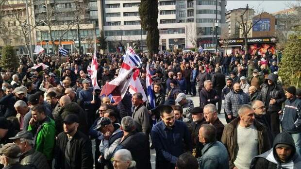 Тысячи грузинских консерваторов начали митинг против западного влияния у здания  парламента: Новости