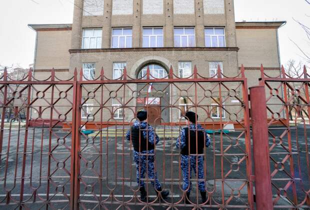 Начальник не заметившего арбалет у подростка охранника-пенсионера ответит за нападение