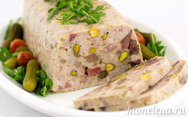 Мясной террин с печенью, беконом и фисташками
