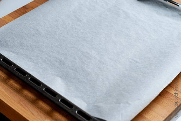 Вырезаем лист бумаги для выпечки, чтобы покрыть поверхность противня
