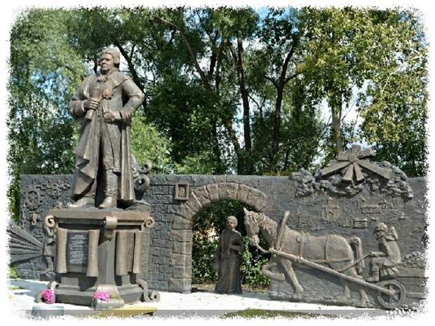 Памятник Андрею Порошину в Павловске
