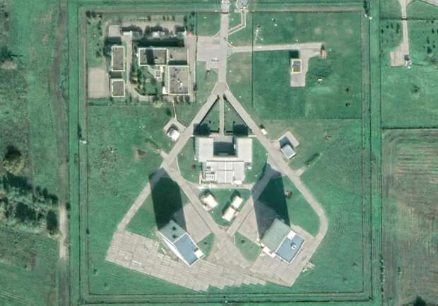 Украинские СМИ публикуют фотографии поврежденной РЛС «Воронеж-ДМ»