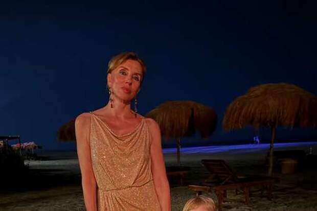 Ведущая Светлана Бондарчук в платье с разрезом снялась с сыном на пляже