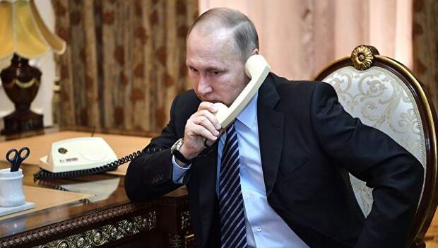 Владимир Путин во время телефонного разговора. Архивное фото Владимир Путин во время телефонного разговора. Архивное фото