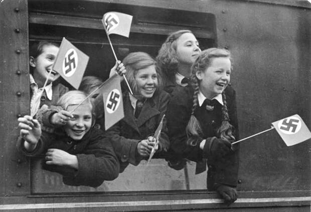 4. Дети машут флажками, отправляясь из Берлина в эвакуацию, ок. 1940-1945 гг. германия, история, фото
